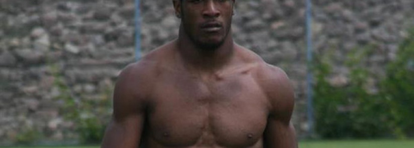 بالفيديو : لاعب يصاب بحالة هيستيرية من الضحك بعد طرده