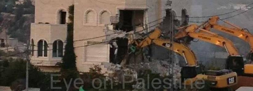 بالصور : جرافات الاحتلال تهدم منزلا في بيت حنينا شمال القدس