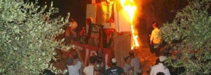 إسرائيليون يحرقون كوفيات فلسطينية أمام 