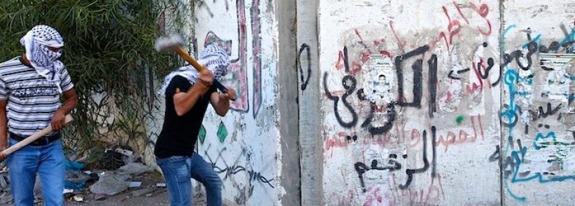 نشطاء يهدمون جزءا من الجدار في ساعات الليل بالقرب من بير نبالا