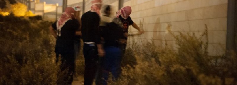 نشطاء يحدثون ثغرة في جدار الفصل العنصري بالخضر