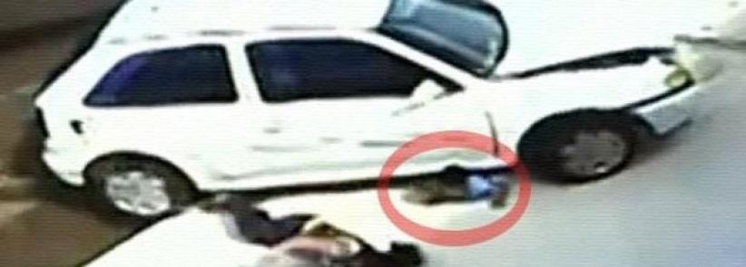 بالفيديو : الموت نفسه قد يستغرب نجاة هذا الطفل من أغرب حادث