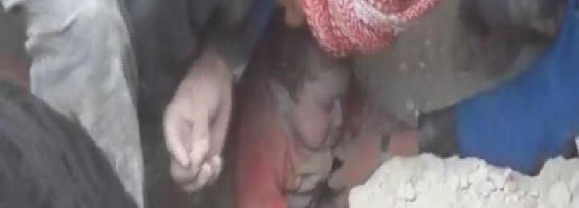 بالفيديو : طفلة سورية تخرج حية من تحت أنقاض مبنى سوي بالأرض