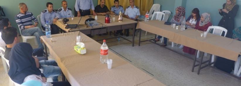 الشرطة تفتتح دورة اعداد مرشدين في مجال التوعية والارشاد في مخيم الدهيشة ببيت لحم