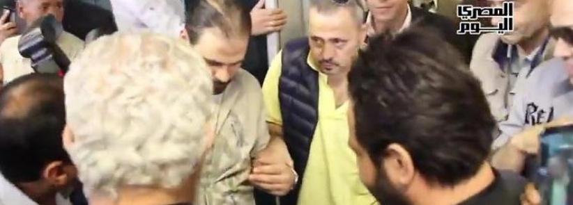 بالفيديو: جورج وسوف يصل مطار القاهرة بحالة صحية سيئة
