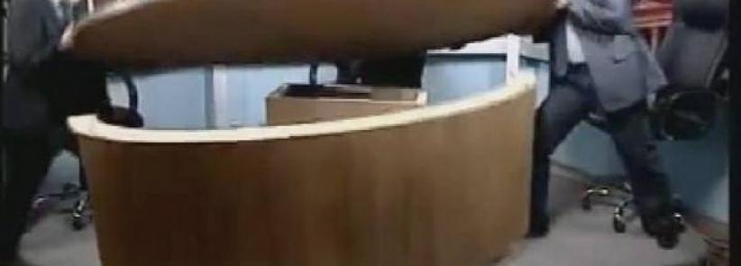 بالفيديو: مشاجرة حامية بين صحافيين مباشرة على الهواء