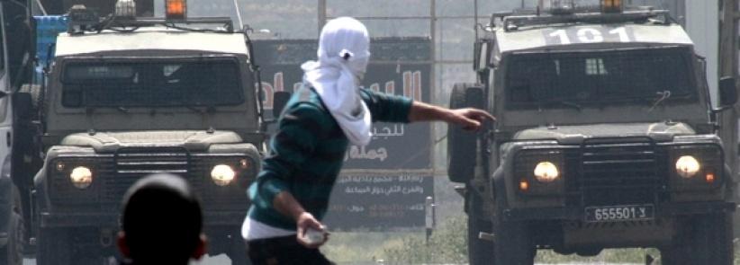 الحملة مستمرة بالخليل.. اعتقال 12 مواطنا وسرقة منزلين وجمعيات