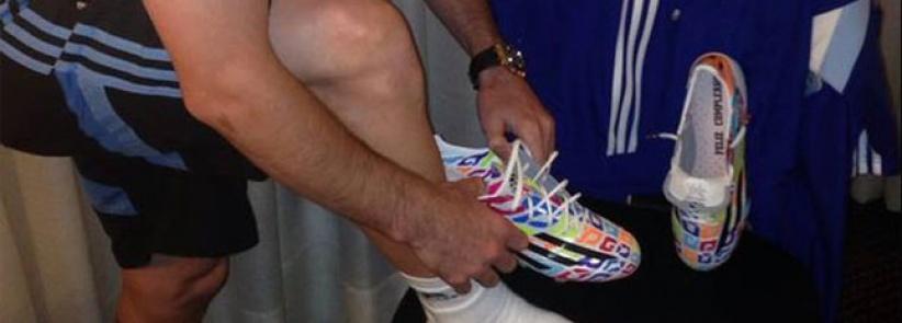 بمناسبة عيد ميلاده ميسي يرتدي حذاء غريبا