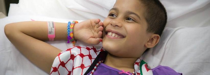 بالصور- محمد عساف يزور جرحى غزة في عمان