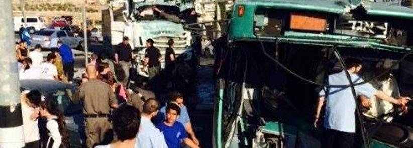 24 مصابا في حادث تصادم بين حافلة وشاحنة في القدس