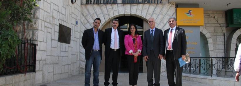 رئيسة بلدية بيت لحم تستقبل وزير الحكم المحلي وتطلعه على أبرز احتياجات المدينة