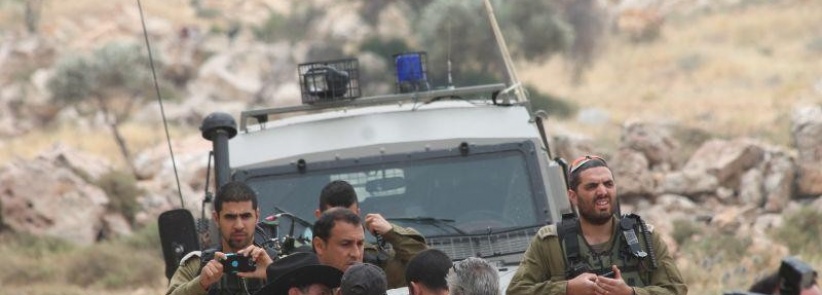 مواطنون يهدمون خيمة نصبها مستوطنون جنوب الخليل واعتقال مواطن