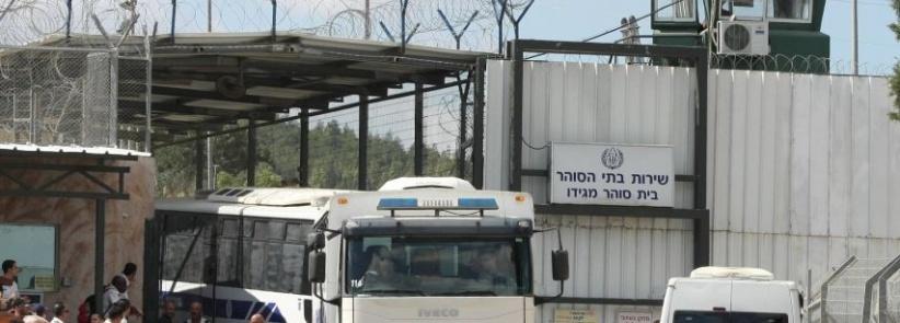 محررون يروون تجربتهم الاعتقالية إلكترونيًا