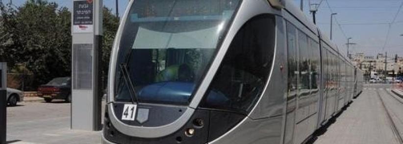 رشق القطار الخفيف بالحجارة في شعفاط