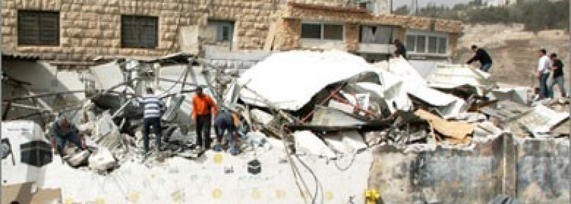 توزيع اخطارات هدم شرق العيزرية