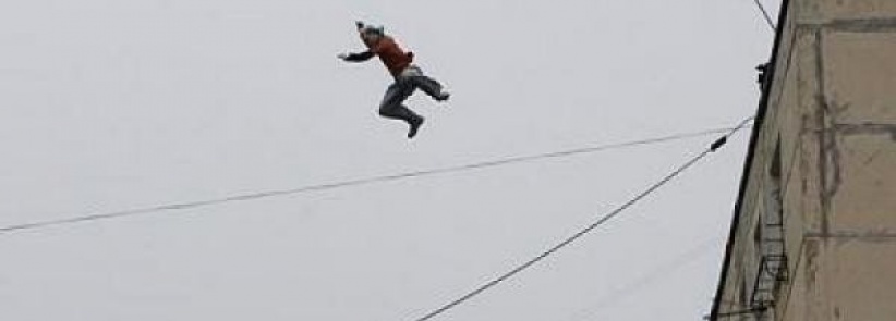 مواطن يلقي بنفسه من الدور الرابع والسبب هو ” أزمه البسطات ” بطولكرم