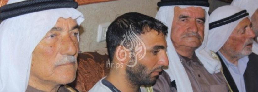 بالفيديو..بعد خطفه الساعة 6 صباحا.. عائلة أبو عيشه تسلم المختطف لديها لعائلة الجعبري في الخليل