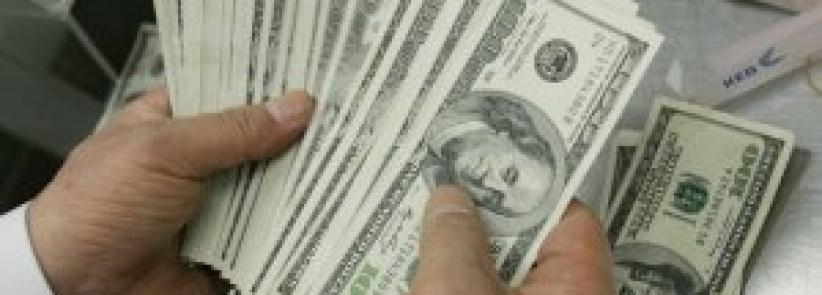 تسليم 5 الاف دولار لكل عائلة شهيد في غزة