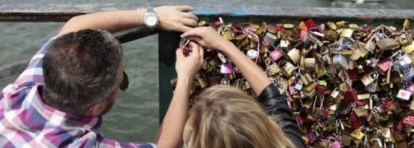 بلدية باريس تخلص جسر الفنون من 