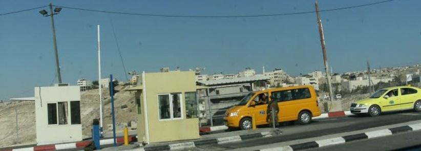 الاحتلال يعتقل محررًا بعد ضربه على حاجز 