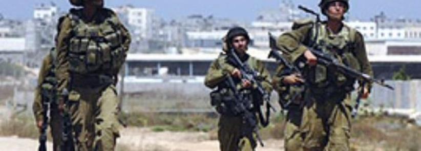 الاحتلال يعتقل مواطنًا ويصادر بضائع ببيت أمر