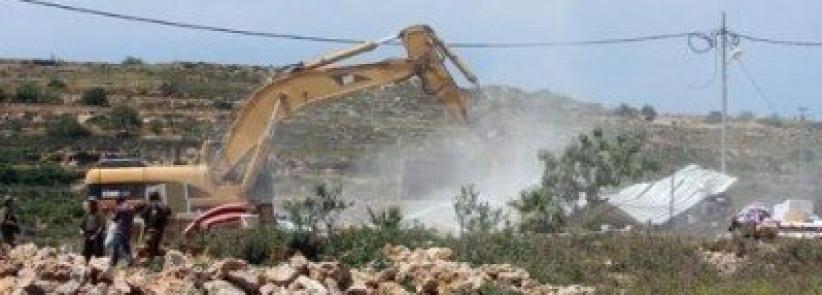 كيسان: الاحتلال يخطر بهدم غرفة زراعية وجدران استنادية