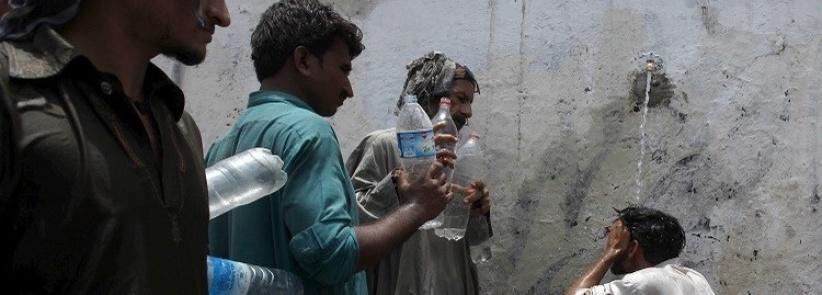 علماء دين في باكستان يحللون الإفطار بسبب موجة الحر