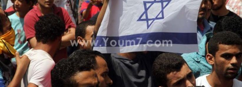 عدد من جماعة الاخوان يرفعون علم إسرائيل خلال مظاهرة في مصر