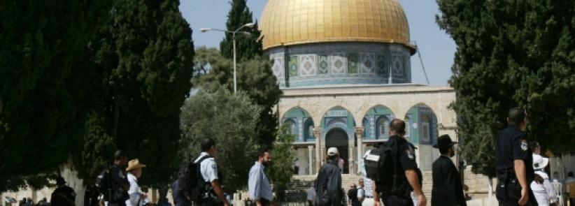 عشرات المستوطنين يقتحمون الأقصى بحراسة مشددة