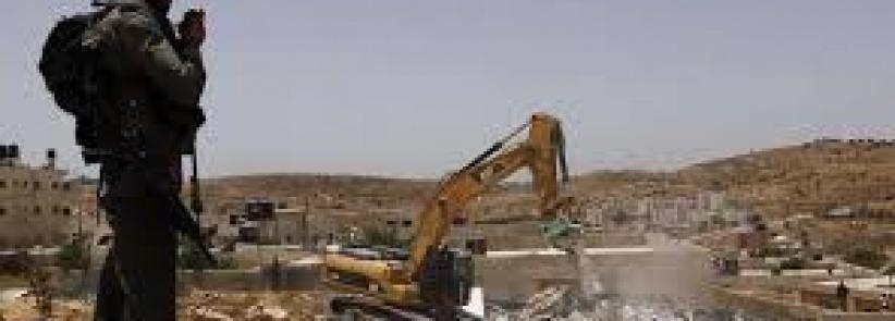 الاحتلال يعتقل طفلا وفتىً ويسلم إخطارات جنوب الخليل