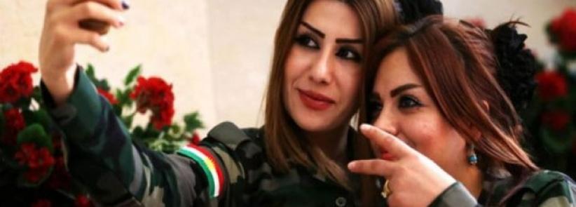 بالصور: Selfie لمقاتلات من البشمركة قبل مواجهة داعش