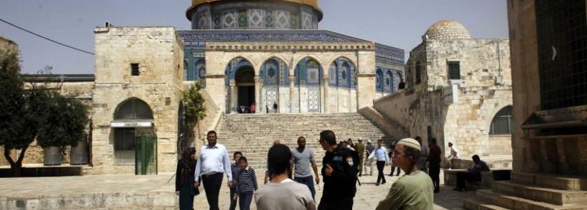 مستوطنون يقتحمون باحات الأقصى واعتقال مقدسية