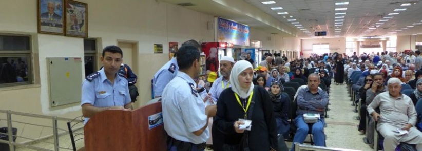 الاحتلال يمنع سفر 17 مواطنًا عبر معبر الكرامة