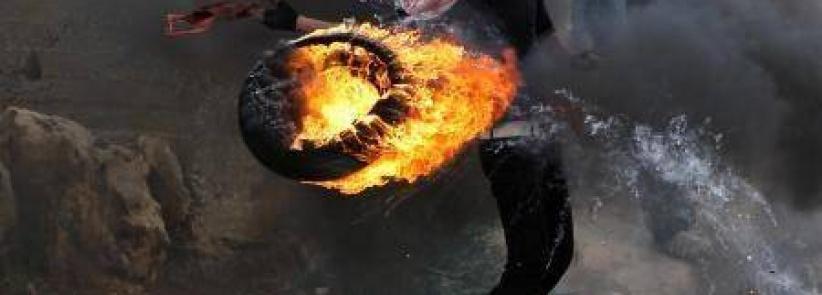 مواجهات في بيت امر بالخليل ليلاً