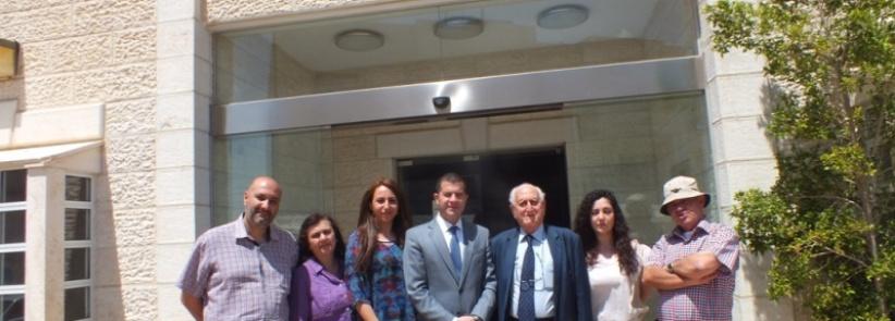 وفد من مؤسسة تطوير بيت لحم 2000 الفلسطينية في التشيلي يزور مركز بيت ساحور الطبي