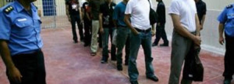 128 عملية قمع وتنكيل بالأسرى في السجون منذ بداية العام