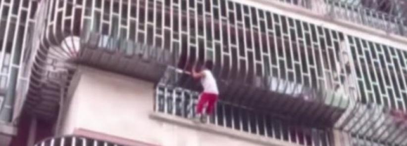 بالفيديو.. قضبان الشرفة انقذت طفلا من الموت