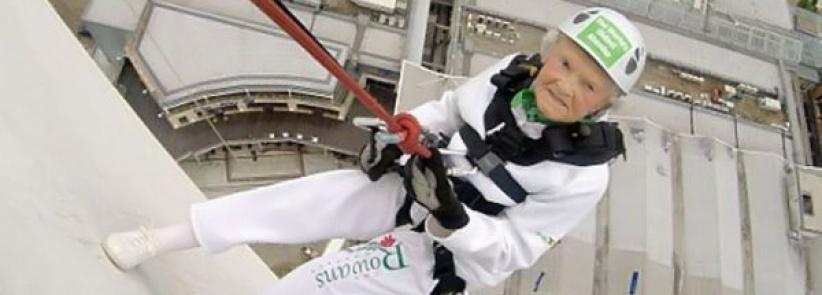 عجوز الـ101 عام تصبح أكبر ممارسة لرياضة الهبوط بالحبال