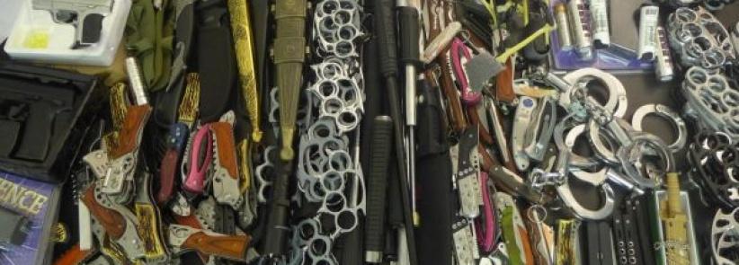 الشرطة تضبط أكثر من 300 قطعة من الأسلحة البيضاء والغاز المسيل للدموع في الخليل