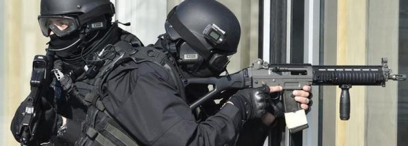 مسلحون يحتجزون موظفين بمتجر قرب باريس