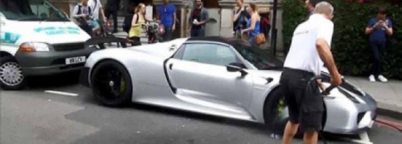 فيديو وصور: ثري سعودي يعطّل المرور في لندن لتنظيف سيارته البورش