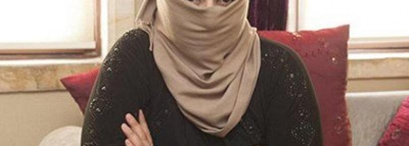 بالفيديو والصور.. زعيم تنظيم داعش يقطع رأس امرأة ويقدمها هدية لـ عروس