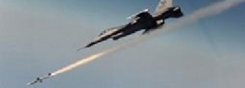 طائرة حربية تهاجم سفينة قرب ميناء بنغازي وتغرقها