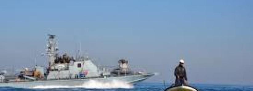 بحرية الاحتلال تستهدف الصيادين قبالة شاطئ غزة