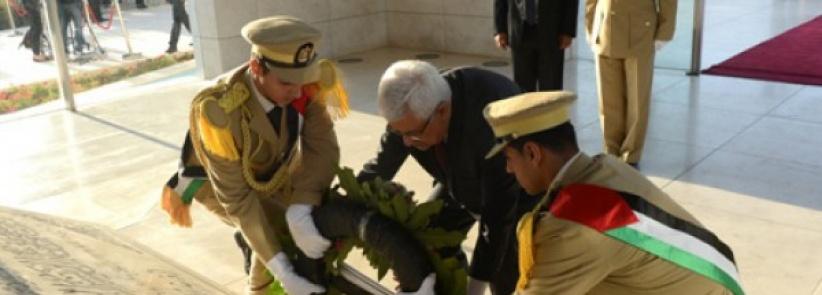 الرئيس يضع إكليلاً من الزهور على ضريح الشهيد ياسر عرفات