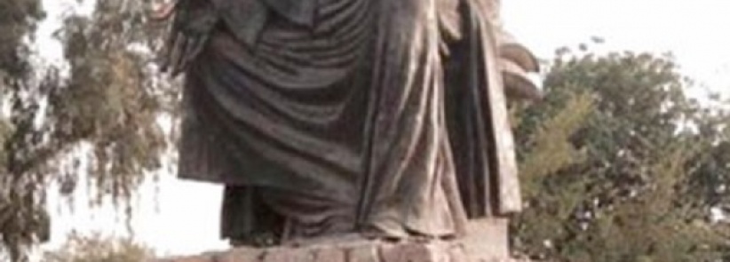 بغداد تعيد الحياة لتمثال شاعرها العباسي 
