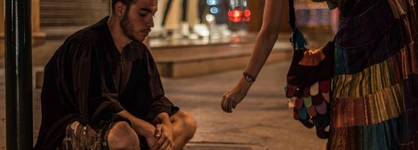 شابٌ لبناني يتسوّل على الطرقات بثوب التخرّج