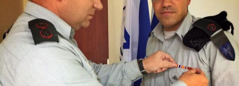 جيش الاحتلال يمنح الناطق باسمه وسام 