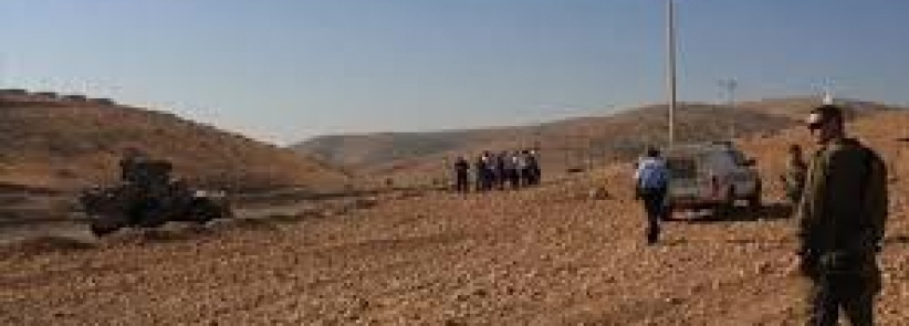 الاحتلال يجرف أراضٍ ويخطر بهدم منزل وبئر مياه في الخليل