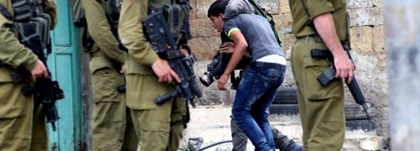 الاحتلال يعتقل مواطنين من الخليل ودير سامت